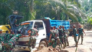 Photo of Satukan Tenaga, Satgas TMMD Kodim 0204/DS Evakuasi Truk Material Terjebak Lumpur