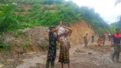 Photo of Spontanitas Satgas Kodim 0204/DS Membantu Warga di Lokasi TMMD