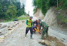 Photo of Pemasangan Batu Kiri-Kanan Badan Jalan TMMD Terus Dikebut Satgas Kodim 0204/DS