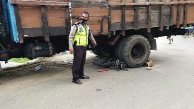 Photo of Gak Tahan Nanjak Truk Fuso Lindas Pengendara Supra Hingga Tewas di Nagarejo