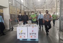 Photo of Brimob Polda Sumut Kawal Vaksin Astra Zeneca yang Tiba di KNIA Menuju Dinkes Provsu