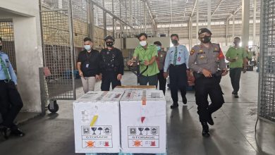 Photo of Brimob Polda Sumut Kawal Vaksin Astra Zeneca yang Tiba di KNIA Menuju Dinkes Provsu