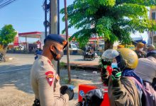 Photo of Personil Brimob Poldasu Lakukan Pengamanan di Pos Penyekatan  Jalan Raya Medan Tanjung Morawa