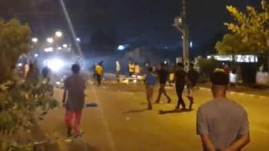 Photo of Medan Mencekam dengan Aksi Tawuran Ratusan Warga, Puluhan Kios Dibakar dan Dijarah