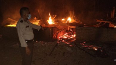 Photo of Reaksi Cepat, Polisi Datangi TKP Kebakaran Rumah