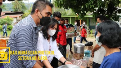 Photo of Wakil Bupati Karo Serahkan Bantuan Kepada Warga Korban Kebakaran
