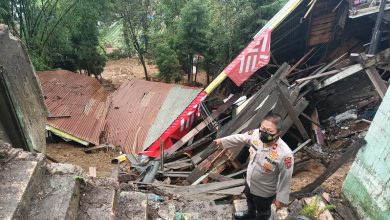 Photo of Diterjang Hujan deras,Bangunan Cafe Tamara Di Bukit Gundaling Dibawa longsor