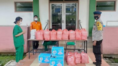 Photo of Brimob Polda Sumut Berikan Bantuan Makanan Kepada Nakes di Asrama Haji Medan