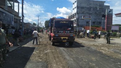Photo of Lewat Program GBGM, Camat Galang Bersama Polsek, Koramil dan Brigif 7/RR Kembali Melakukan Gotong Royong Perbaikan Jalan