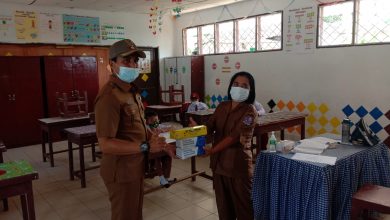 Photo of Kades Petumbukan dan Timbang Deli Berikan Vitamin dan Hand Sanitizer kepada Siswa PTM Terbatas