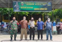 Photo of Danramil 18/GL,Bersama Kapolsek Dan Lurah, Menyaksikan Para Siswa/Siswi Mengikuti Vaksin Tahap I Di Yayasan AKP Galang