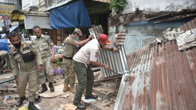 Photo of Petugas Satpol PP Kabupaten Asahan Bongkar Kios Pedagang Pasar Buah Kisaran