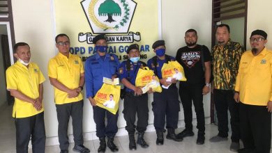 Photo of Ketua Golkar Deli Serdang Bantu Petugas Damkar Korban Kebakaran