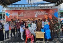 Photo of Pasar Modal Indonesia Dan Ikatan Alumni ITB Bekerjasama Sediakan 200.000 Dosis Vaksin Untuk 4 Kabupaten di Sumut.Wabup Karo:Puluhan Ribu Vaksin Sangat Berarti Untuk masyarakat Karo