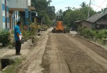Photo of Dua Perusahaan Aspal Jalan Sepanjang 2 KM di Desa Paku untuk Dukung Program GBGM Camat Asma Fitriyan
