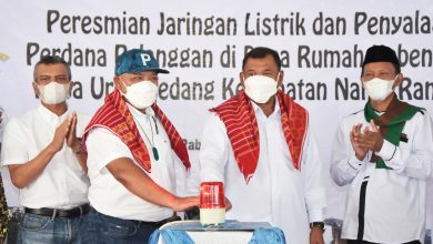 Photo of Bupati Deli Serdang Resmikan Jaringan Listrik Di Desa Rumah Keben Dan Desa Uruk Gedang