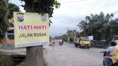 Photo of Pemberitahuan Jalan Rusak dari Satlantas Polresta Deli Serdang Dipaku di Pohon Depan Kodim
