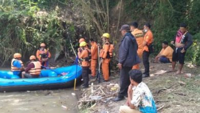 Photo of Terpeleset Saat Mandi Disungai, Jasad Boru Harefa Belum Ditemukan