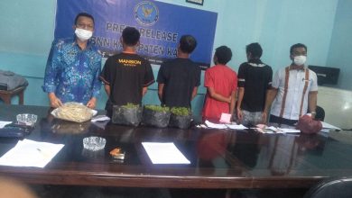 Photo of Diduga Sebagai Pengedar Narkoba, Tiga Orang Pelaku Disergap Anggota BNNK Karo Saat Ngorok di Gubuk Perladangan