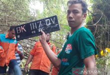 Photo of Mobil Avanza Berpenumpang Satu Keluarga Terseret Air Banjir di Deliserdang