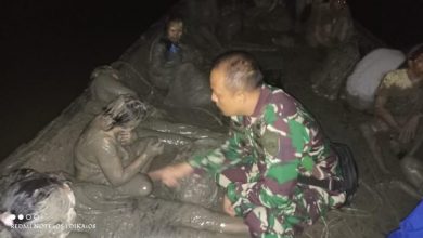 Photo of Terjebak Dalam Lumpur, TNI AL Selamatkan 34 PMI Ilegal Saat Hendak ke Malaysia