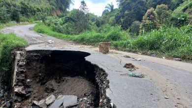 Photo of Diterpa Hujan, Jalan Alternatif Menuju Surya Indah Amblas Dan Nyaris Putus