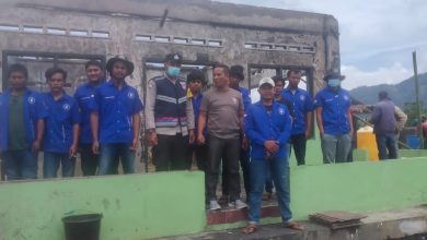 Photo of Masjid Al-Muslimun Di Desa Ndeskati Hangus Dilalap Sijago Merah, Karang Taruna Desa Kutambelin Ikut Bersihkan Material