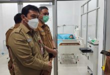 Photo of Asisten I Pemkab Deli Serdang Besuk Siswa SD yang Kejang Kejang Setelah di Vaksin di RSUD H Amri Tambunan