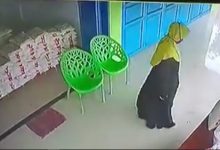 Photo of Disembunyikan Dalam Rok, Emak-Emak di Binjai Curi Beras Viral