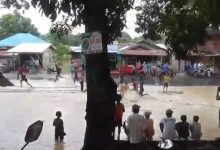 Photo of Tawuran Disaat Banjir, Remaja di Medan Saling Kejar dan Adu Jotos