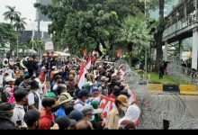 Photo of Akses ke Istana Negara Ditutup Kawat Berduri, Demonstran Terus Berdatangan