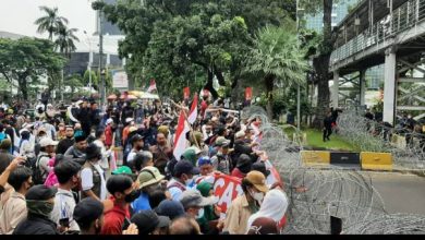 Photo of Akses ke Istana Negara Ditutup Kawat Berduri, Demonstran Terus Berdatangan