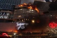 Photo of Tunjungan Plaza Surabaya Kebakaran, Pengunjung Panik Dengar Alarm