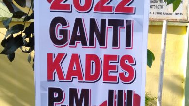 Photo of Poster Ganti Kades Pagar Marbau III Nempel di Pohon-pohon