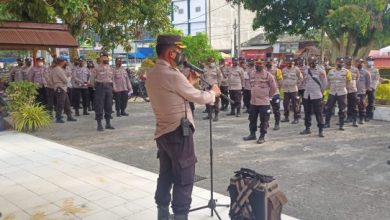 Photo of Memberikan Pengamanan dan Pengawalan Logistik, Kapolsek Galang Berikan Arahan kepada Personel PAM TPS Pilkades