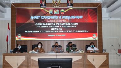 Photo of Forkopimda Karo Adakan Rapat Koordinasi Dan Musyawarah Penyelesaian Permasalahan PT. BUK Dengan Masyarakat Desa Sukamaju