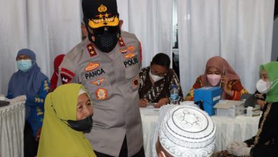 Photo of Kapolda Tinjau Gerakan Sejuta Vaksin Booster di Balairung Deli Serdang