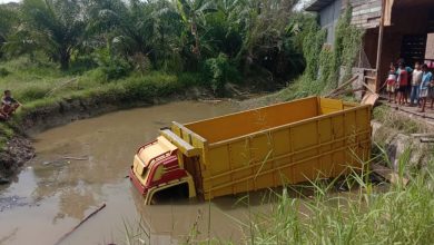 Photo of Pelajar di Sergei Bawa Colt Diesel Tabrak Warung Kemudian Terjun Bebas ke Sungai
