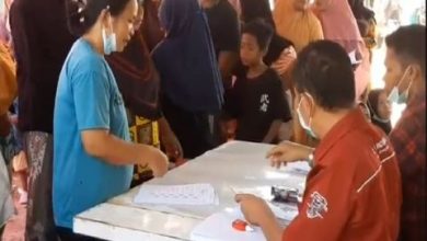 Photo of Warga Madina Rela Antre Berdesakan Untuk Dapatkan BLT Minyak Goreng Rp300 Ribu