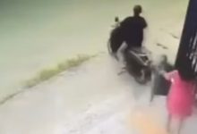 Photo of Viral Rekaman CCTV Wanita Adang Pencuri Sepeda Motor Hingga Jatuh Terseret