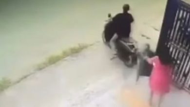 Photo of Viral Rekaman CCTV Wanita Adang Pencuri Sepeda Motor Hingga Jatuh Terseret