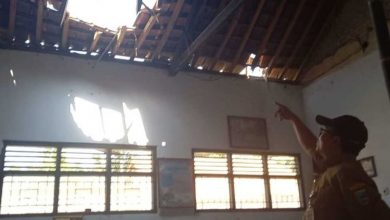 Photo of Atap SD di Kebumen Tak Kunjung Diperbaiki, Sudah Ambrol Sejak 2021