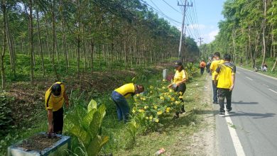 Photo of Camat  Muhammad Faisal Pimpin Bakti Sosial “Jumsih” di Jalan Galang