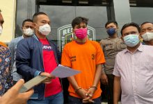 Photo of Pembunuh Abang Kandung Diserahkan Keluarga ke Polsek Talun Kenas