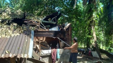 Photo of Angin Kencang Terjang Palas, Atap Rumah Warga Desa Ujung Batu IV Beterbangan