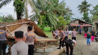 Photo of Polresta Deli Serdang dan Brimob Gotong Royong Bantu Warga Korban Puting Beliung