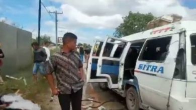 Photo of Dump Truk Banting Setir dan Hantam Minibus di Jalinsum, 2 Penumpang Tewas Terjepit