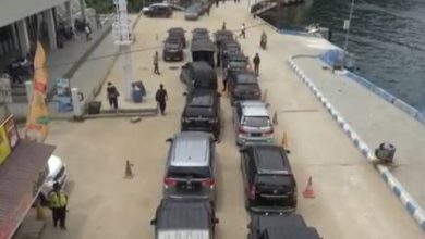 Photo of Ribuan Kendaraan Rela Mengantre 5 Jam di Pelabuhan Tiga Ras, Wisatawan Banjiri Pulau Samosir