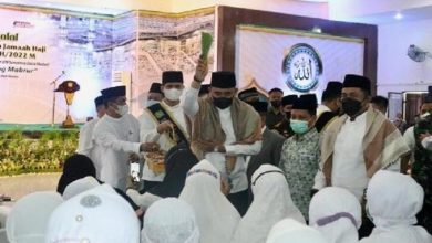 Photo of Bobby Nasution Minta Didoakan Saat Melepas Calon Jemaah Haji Kota Medan