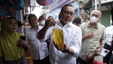 Photo of 2 Pekan Minyak Goreng Harga Rp 14.000 Ada di Mana-mana, Janji Menteri Perdagangan Zulkifli Hasan